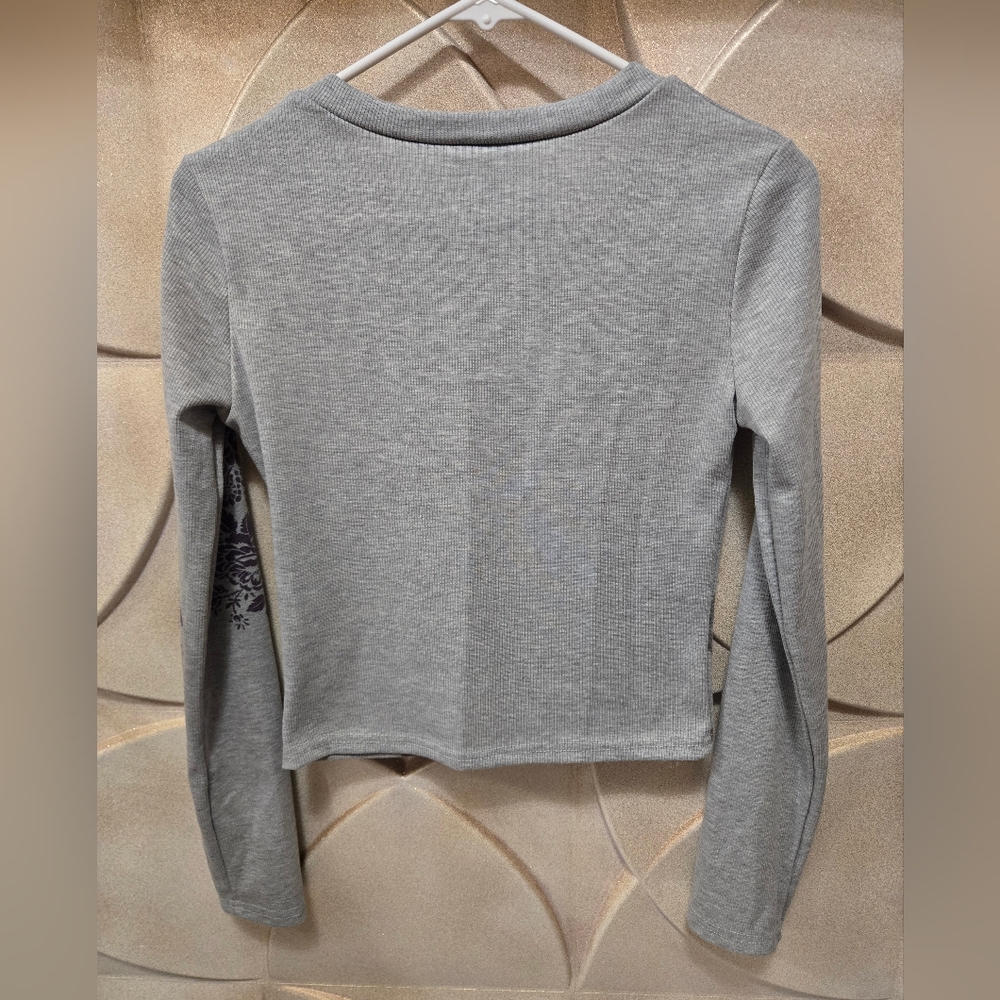 Women's Graphic Long Sleeve Crop Top Size Large Gray - Picture 2 of 4
